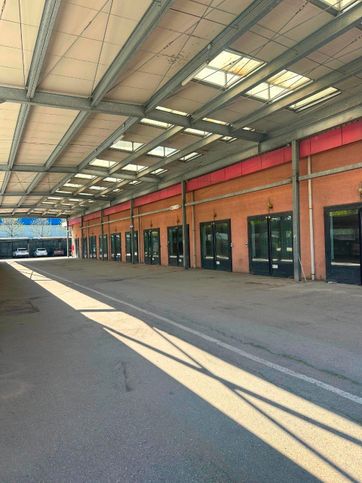 Capannone in commerciale in Via del Lavoro