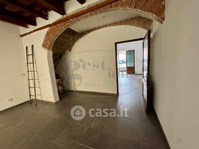 Capannone in commerciale in 