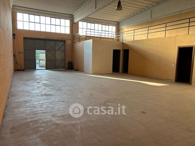 Capannone in commerciale in Via delle Regone