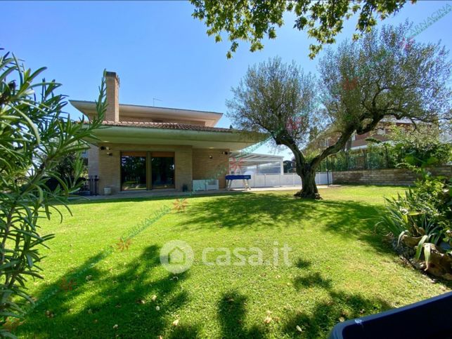 Casa bi/trifamiliare in residenziale in Largo Olgiata 15