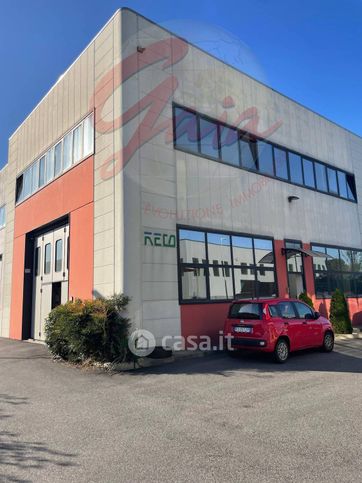 Capannone in commerciale in Strada Banchette 3 /1