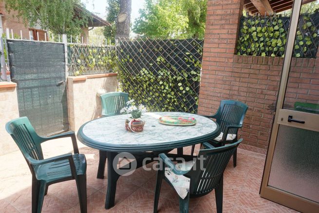 Casa bi/trifamiliare in residenziale in Viale Pakistan 3