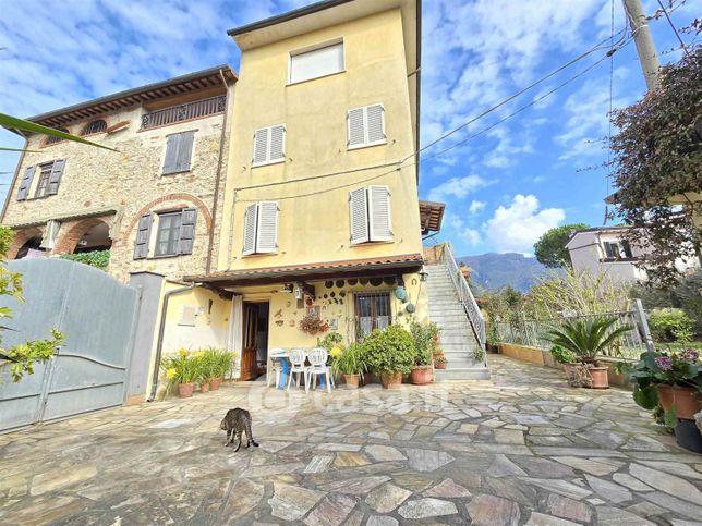 Casa bi/trifamiliare in residenziale in 
