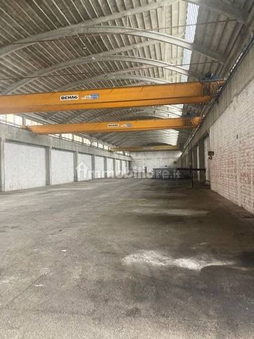 Capannone in commerciale in 