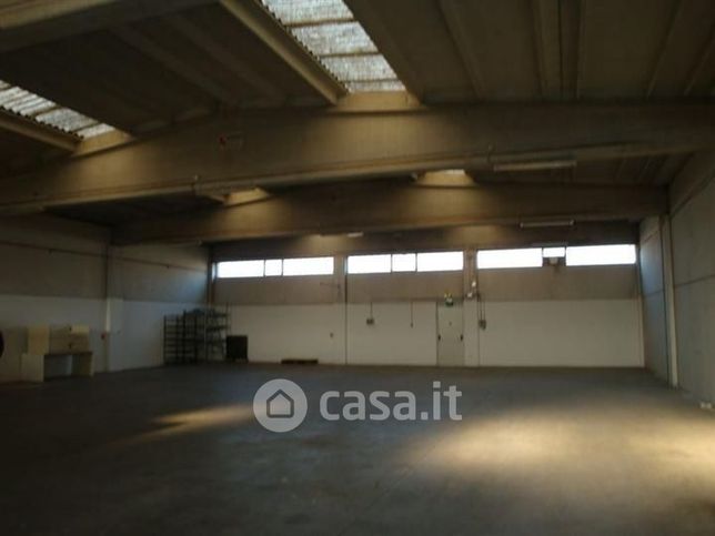 Capannone in commerciale in Via Corecian