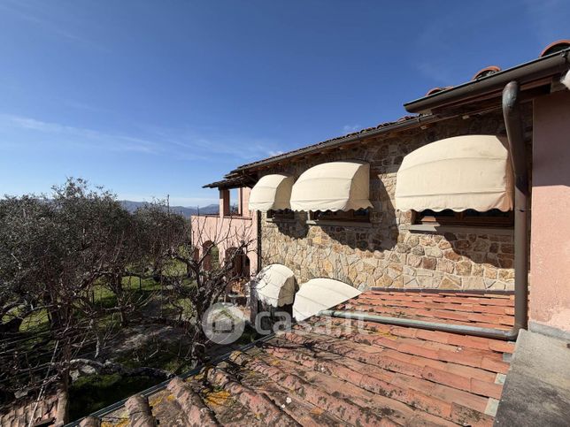 Casa bi/trifamiliare in residenziale in 