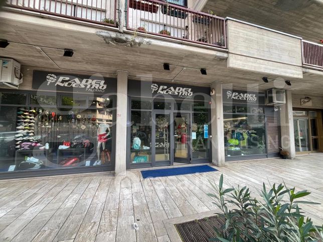 Attivitã /licenza (con o senza mura) in commerciale in Via del Carabiniere 40