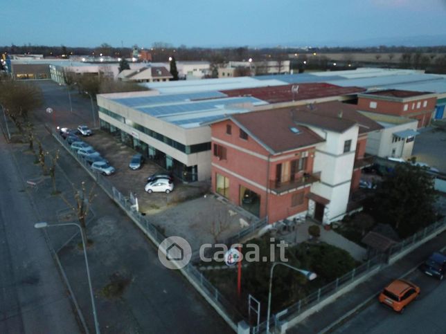 Capannone in commerciale in Via dell'Automobile
