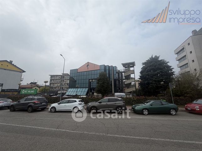 Ufficio in commerciale in Via Ticino 30