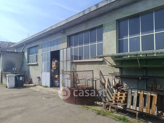 Capannone in commerciale in Corso Fratelli Cervi