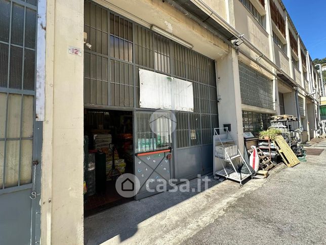 Capannone in commerciale in Via delle Fabbriche 12