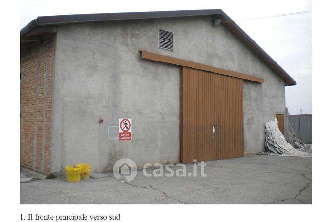 Capannone in commerciale in Via Cento 269