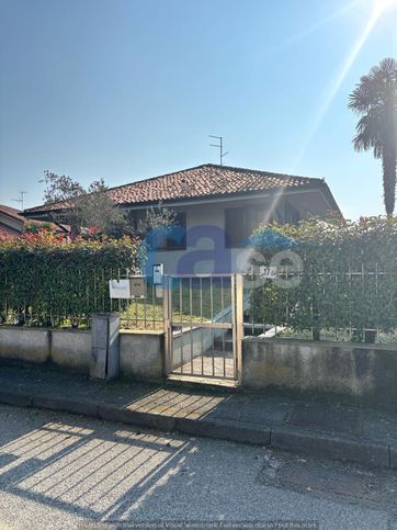 Villa in residenziale in Via Dante Alighieri 17