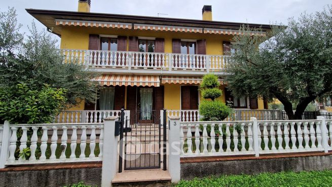 Casa bi/trifamiliare in residenziale in Piazza Aldo Moro 3