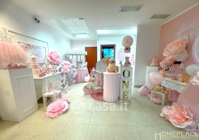 Negozio/locale commerciale in commerciale in Via Pratica di Mare 50