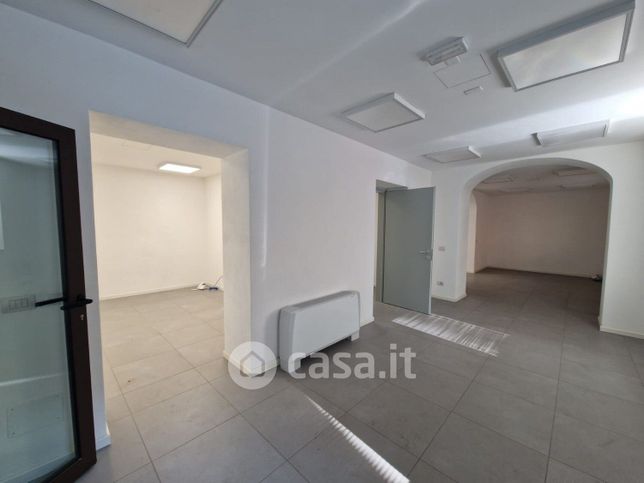 Ufficio in commerciale in Via Monte Valderoa 2