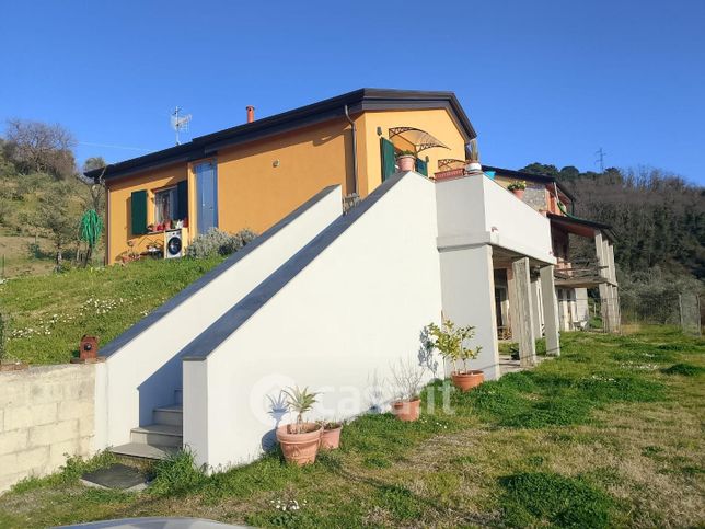 Casa bi/trifamiliare in residenziale in Via del Monte