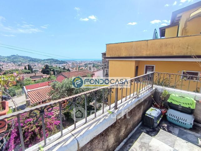 Casa bi/trifamiliare in residenziale in Via Centrale