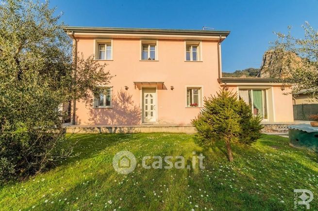 Villa in residenziale in Via Aulla