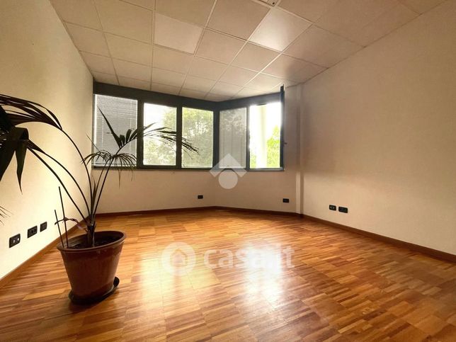 Ufficio in commerciale in Via delle Scuole 1