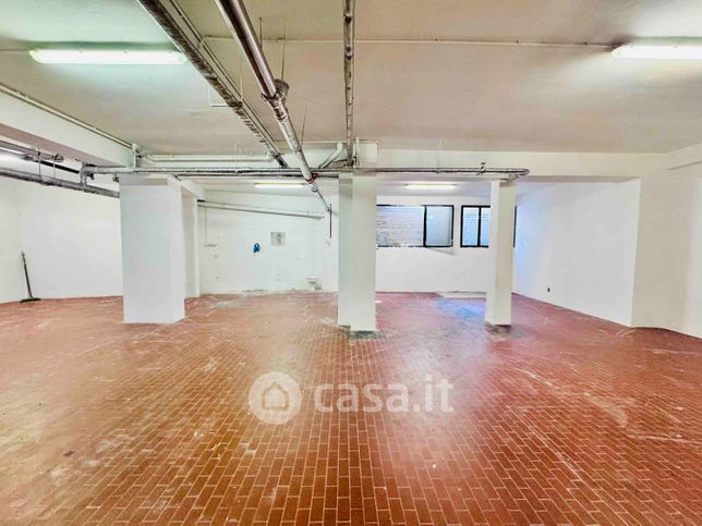 Capannone in commerciale in Via Enrico Mattei 22