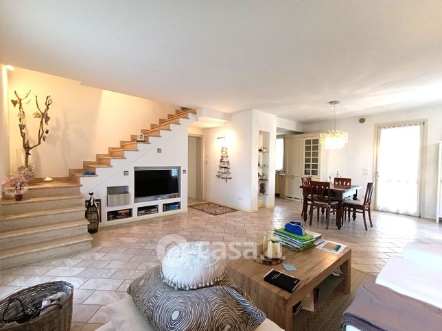 Casa bi/trifamiliare in residenziale in 