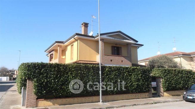 Casa bi/trifamiliare in residenziale in Via della Pace 23 R