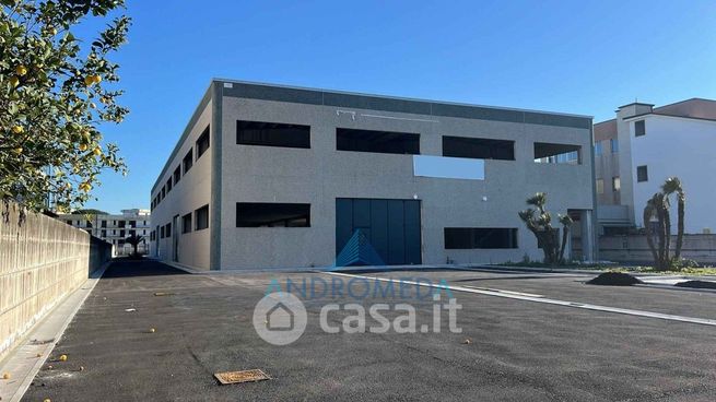 Capannone in commerciale in 