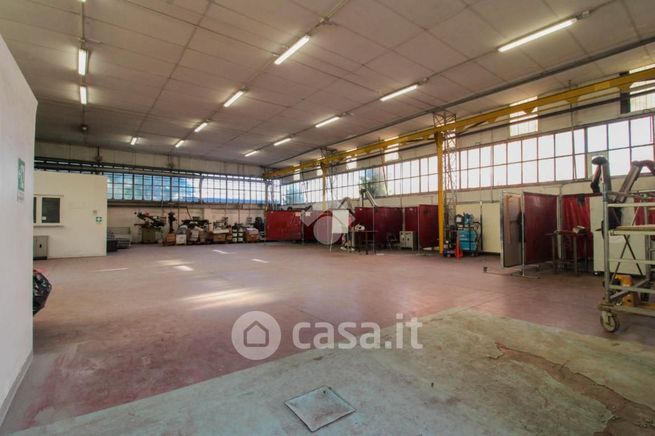 Capannone in commerciale in Via Santa Maria 86