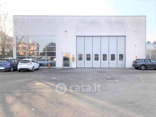 Capannone in commerciale in Via Cassina Savina