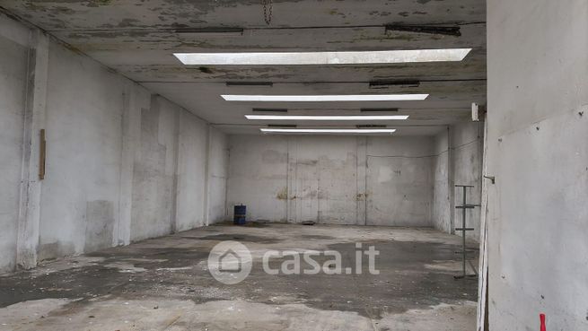 Capannone in commerciale in Via Somalia 12