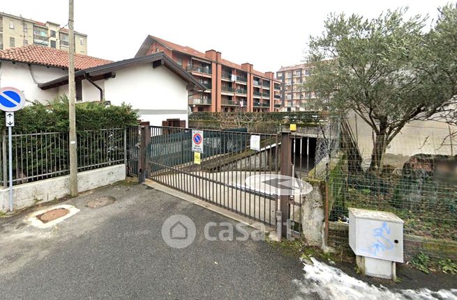 Box/posto auto in residenziale in Via Giuseppe Giacosa 12