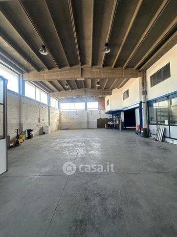 Capannone in commerciale in Via Galileo Ferraris