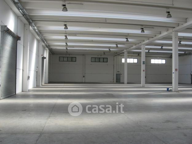 Capannone in commerciale in Via delle Toiane