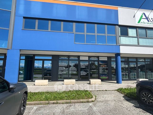 Attività/licenza (con o senza mura) in commerciale in Via dei Metalmeccanici 15