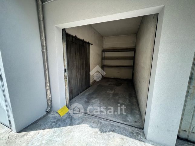 Box/posto auto in residenziale in Via Livorno 12