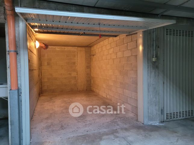 Garage/posto auto in residenziale in Via Cristoforo Colombo 21 E