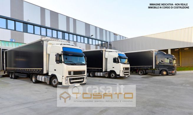 Capannone in commerciale in 