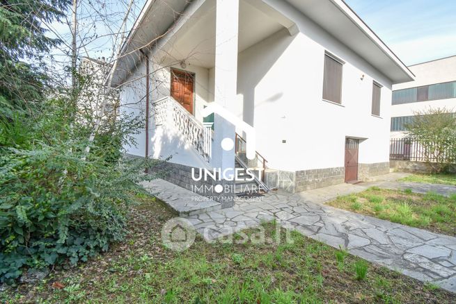 Villa in residenziale in Via Carlo Cattaneo