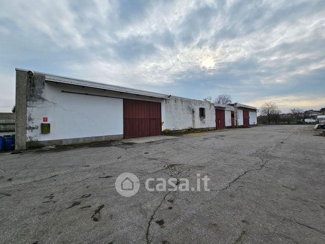 Capannone in commerciale in Via Bozza Al Ponte