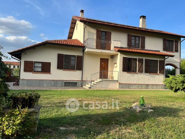 Villa in residenziale in Strada Sesia 33