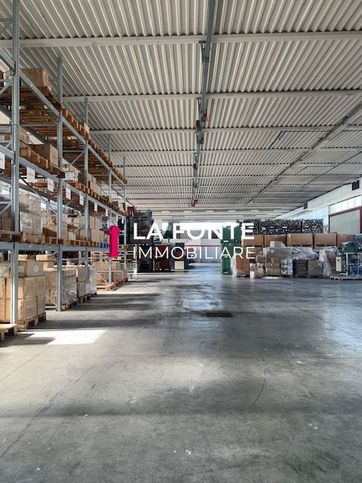 Capannone in commerciale in