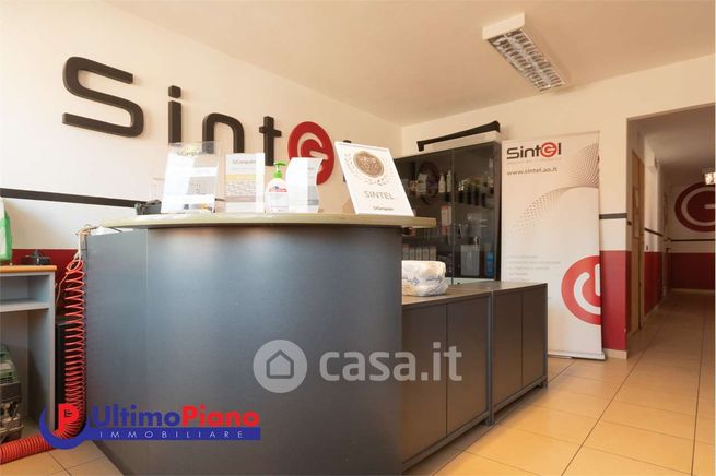 Ufficio in commerciale in Via Lavoratori - Vittime del Col du Mont 21