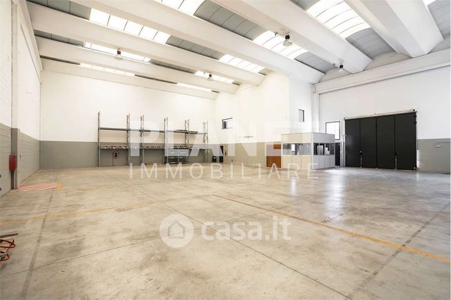 Capannone in commerciale in Via del Commercio 4