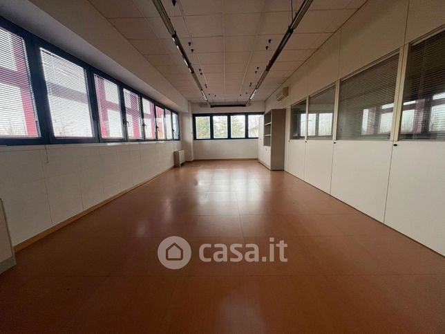 Ufficio in commerciale in Via del Lavoro 24
