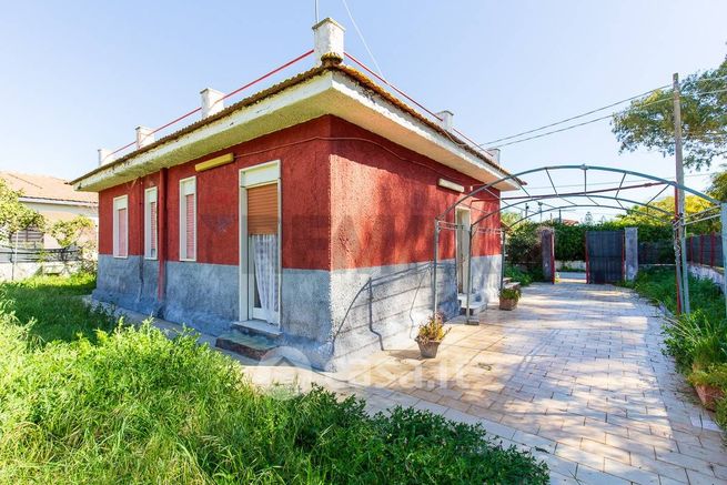 Villa in residenziale in Via Scirocco 1