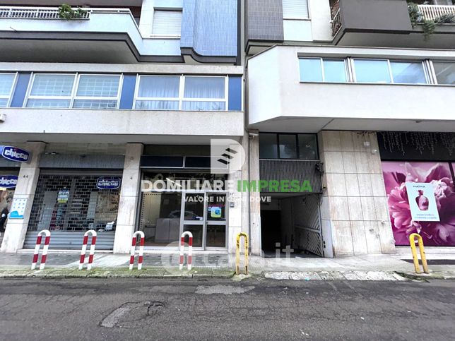 Negozio/locale commerciale in commerciale in Via Cesare Battisti 44