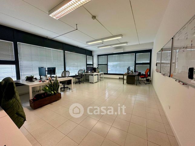 Ufficio in commerciale in Via Monti Berici 4