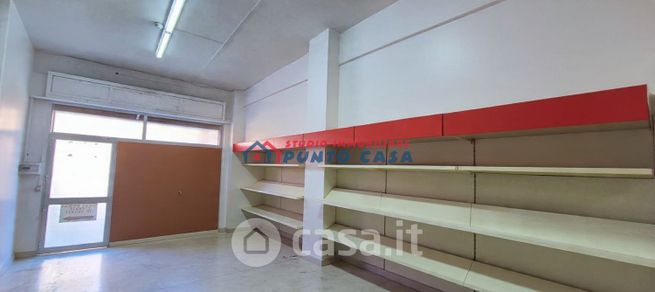 Negozio/locale commerciale in commerciale in Via Virgilio