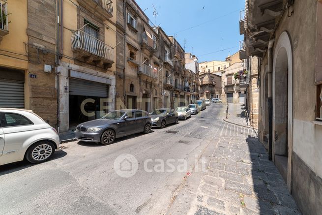 Negozio/locale commerciale in commerciale in Via San Pietro 38